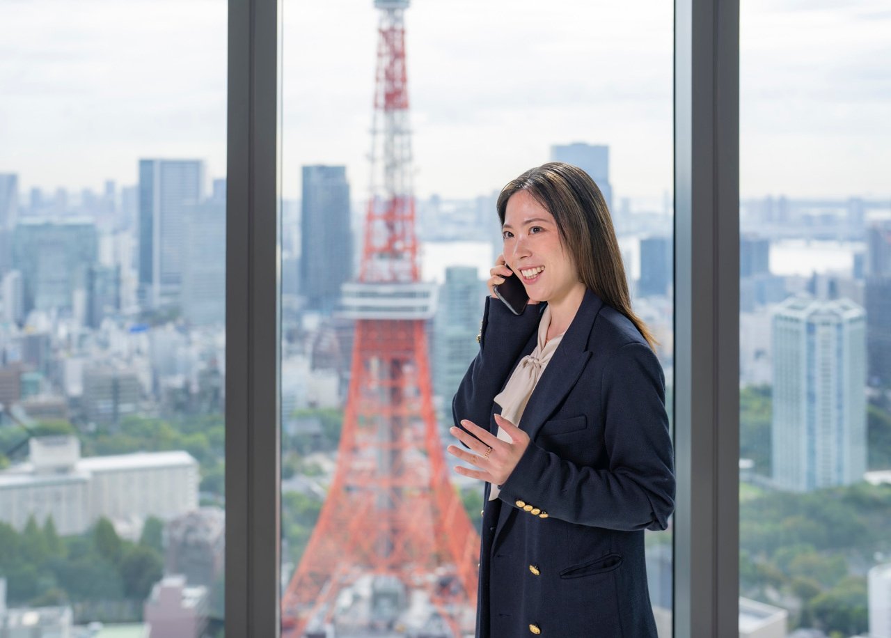Employee on the phone DB-Japan