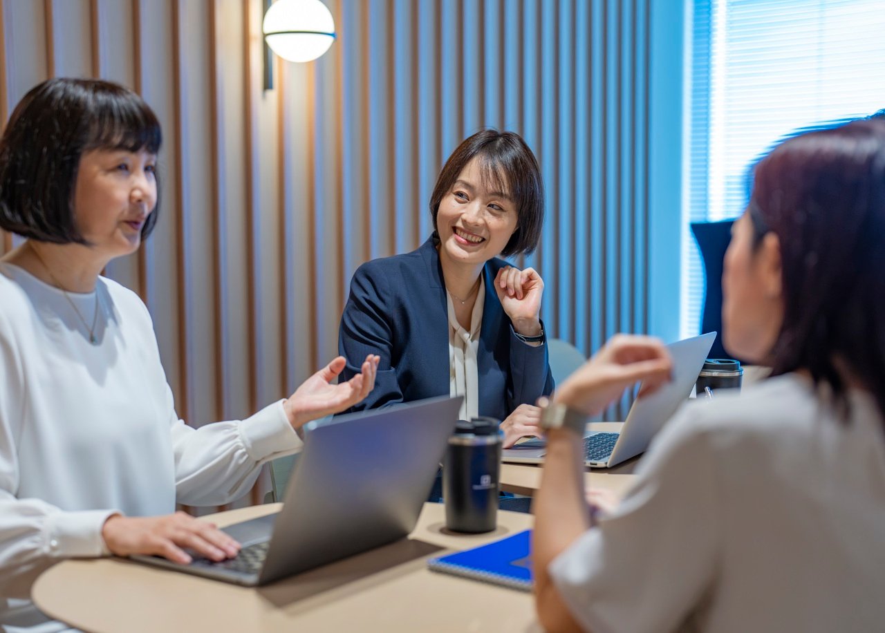 Three employees chatting db-japan