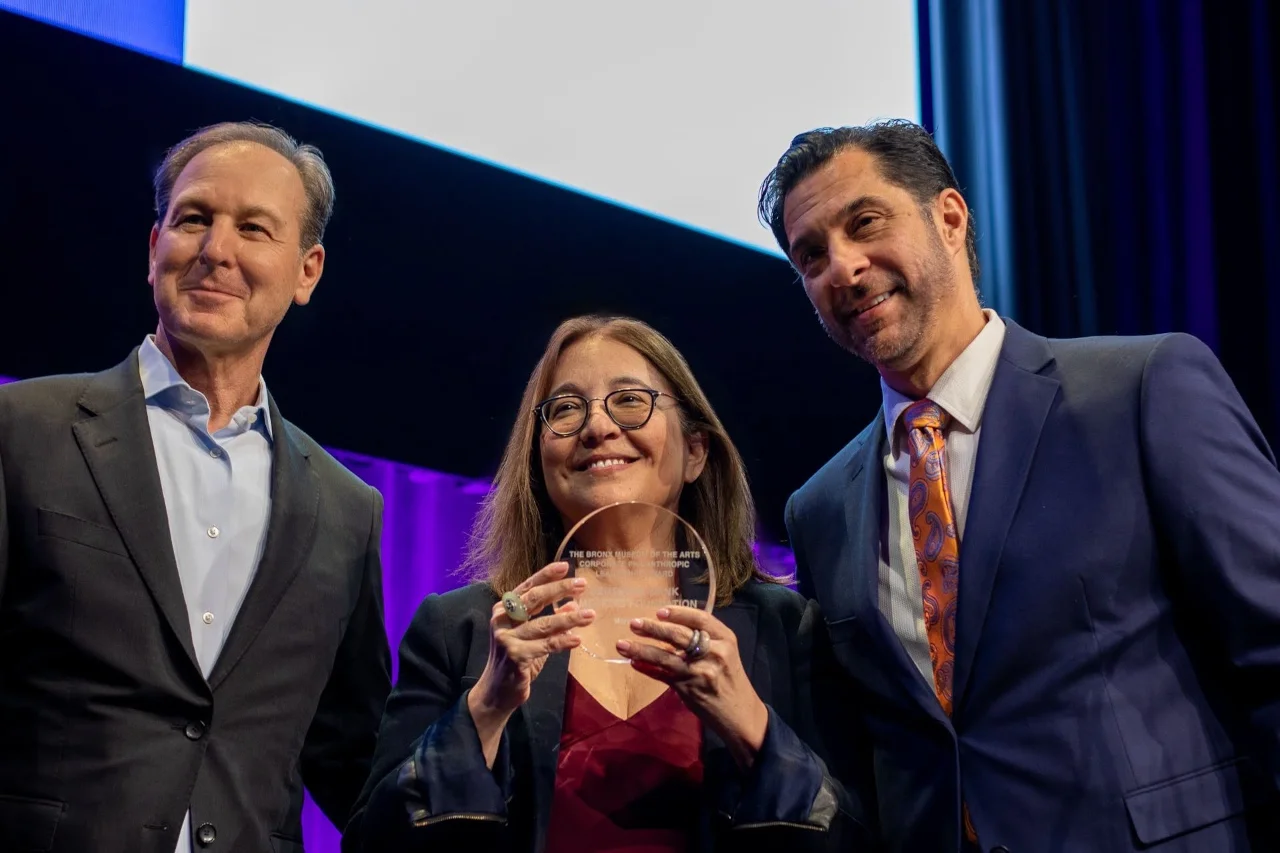 Joseph Mizzi, Bronx Museum Board Chair presented the award to Alessandra DiGiusto, Head of CSR Americas and Executive Director of the Deutsche Bank Americas Foundation.
