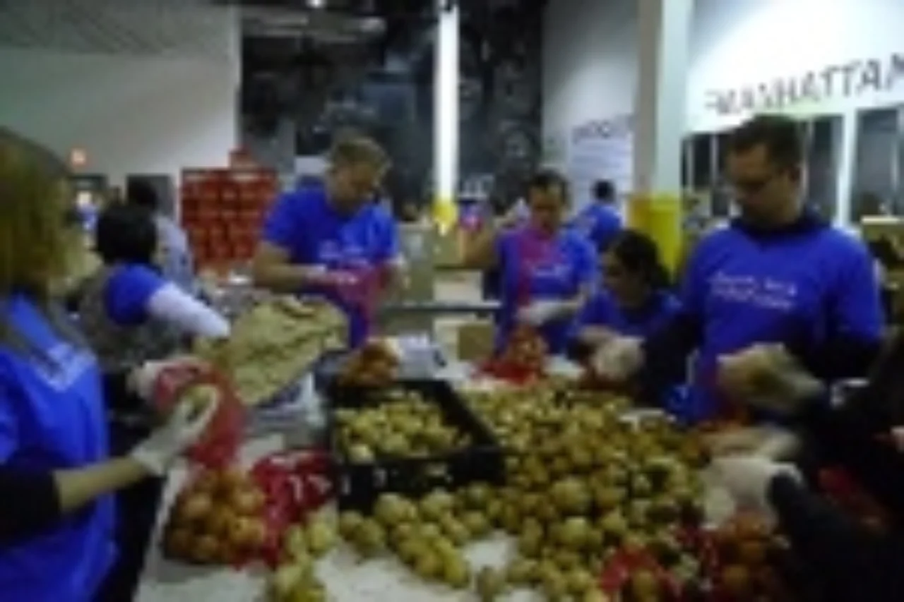 Over 40 volunteers packed 330 healthy holiday boxes during City Harvest’s weeklong Repack to Give Back.
